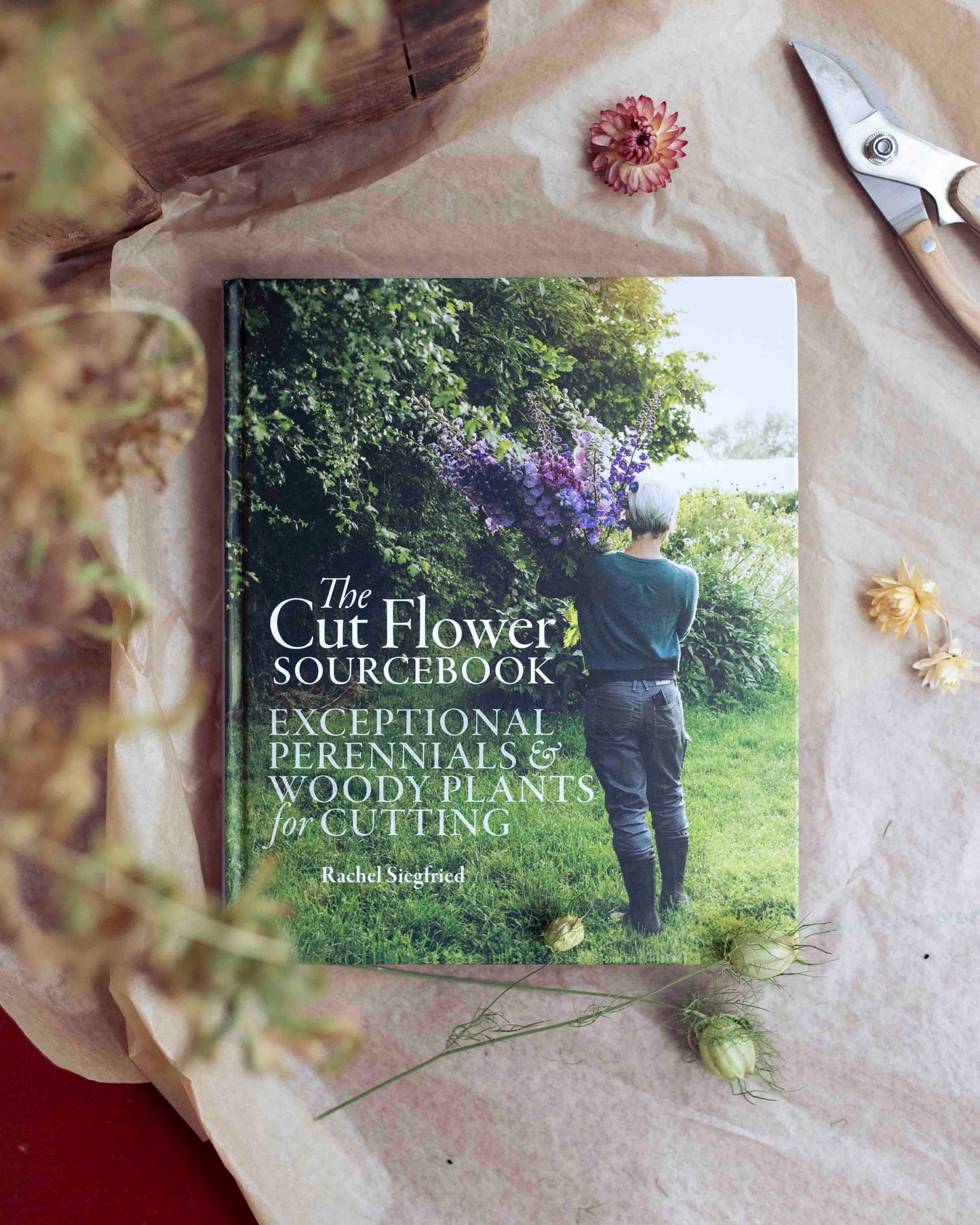 The Cut Flower Sourcebook avuksi leikkopuutarhan suunnitteluun