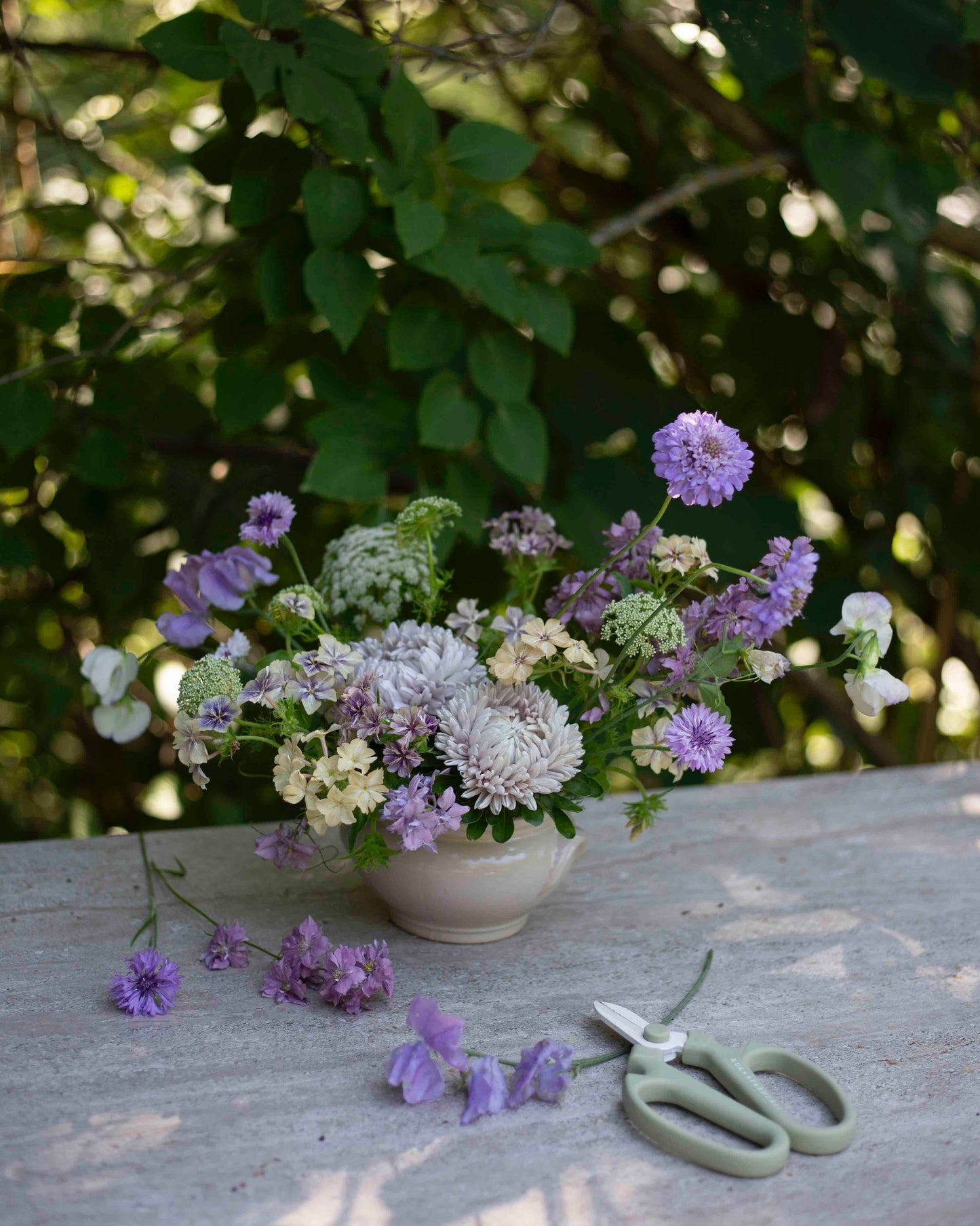 Siemensetti syreenin sävyissä